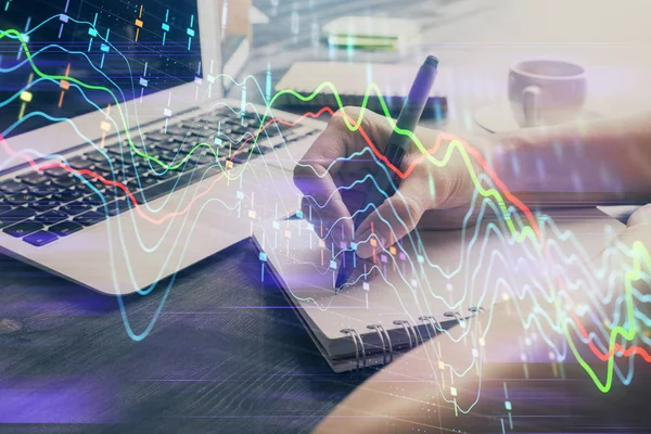Gráfico de divisas que se muestra en la mano de la mujer tomando notas de fondo. Concepto de investigación. Exposición múltiple — Foto de Stock