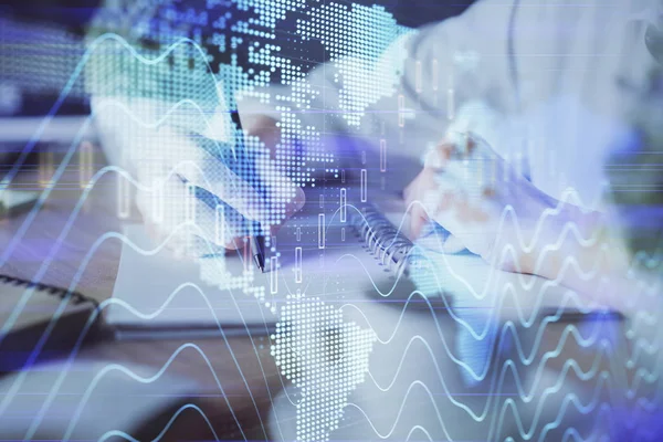 Gráfico de divisas financieras que se muestran en las manos tomando notas de fondo. Concepto de investigación. Doble exposición —  Fotos de Stock