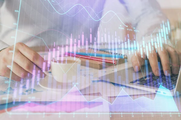 Forex-Graph mit Geschäftsmann, der am Computer im Büro im Hintergrund arbeitet. Konzept der Fleißarbeit. Doppelbelastung. — Stockfoto