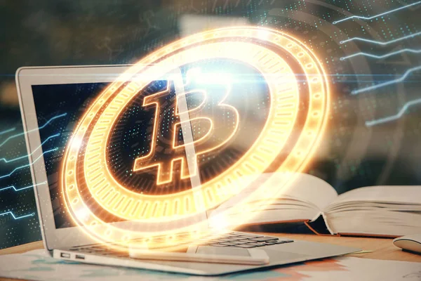 Διπλή έκθεση του blockchain και crypto οικονομία θέμα ολόγραμμα και πίνακα με φόντο τον υπολογιστή. Έννοια της κρυπτογράφησης bitcoin. — Φωτογραφία Αρχείου