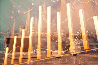 Arka planda eski pazar grafik hologramı ve kişisel bilgisayar var. Çifte maruziyet. Yatırım kavramı.