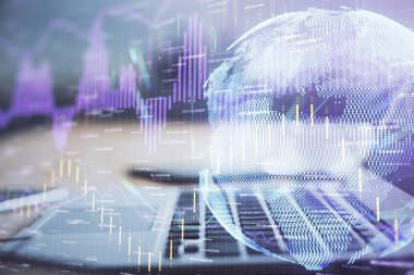 Forx çizelgesine ve bilgisayarla çalışma alanına çoklu maruz kalma. Uluslararası çevrimiçi ticaret kavramı.