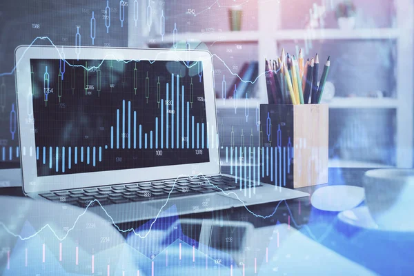 Holograma gráfico del mercado Forex y antecedentes personales de la computadora. Exposición múltiple. Concepto de inversión. —  Fotos de Stock