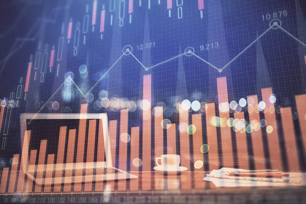 Finansiell diagram ritning och tabell med dator på bakgrunden. Multiexponering. Begreppet internationella marknader. — Stockfoto