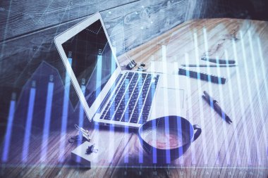 Finansal grafik renkli çizimler ve arka planda bilgisayar olan tablolar. Çifte maruziyet. Uluslararası pazarlar kavramı.