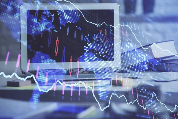Finansal pazar grafiği hologramı ve kişisel bilgisayar arka planda. Çoklu maruz kalma. Önx kavramı.