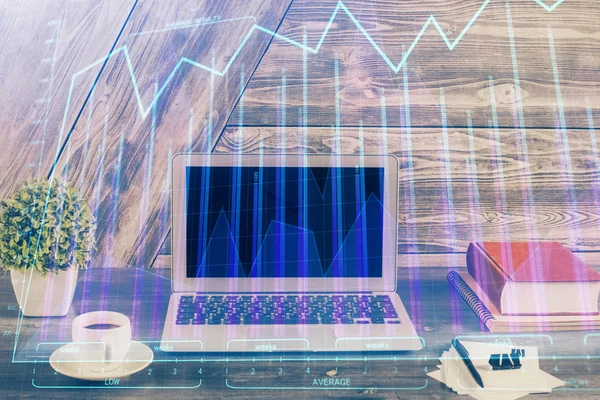 Doppia esposizione del grafico forex e dello spazio di lavoro con il computer. Concetto di trading online internazionale. — Foto Stock