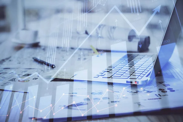 株式市場のグラフとコンピュータの背景を持つテーブル。露出を2倍。金融分析の概念. — ストック写真