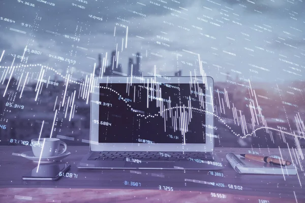 Forex Chart ολόγραμμα στο τραπέζι με φόντο υπολογιστή. Διπλή έκθεση. Έννοια των χρηματοπιστωτικών αγορών. — Φωτογραφία Αρχείου