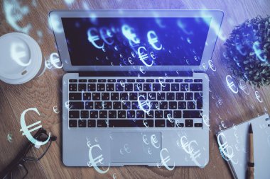 Grafik ve finansal bilgilere çifte maruz kalma ve bilgisayar geçmişi olan çalışma alanı. Uluslararası çevrimiçi ticaret kavramı.