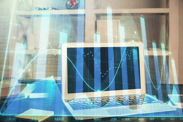 Графік фінансового ринку голограма та персональний комп'ютер на фоні. Подвійна експозиція. Концепція форекс . — стокове фото