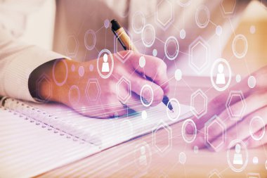 Arka planda notlarla çalışan adamlar. Sosyal ağ oluşturma kavramı.