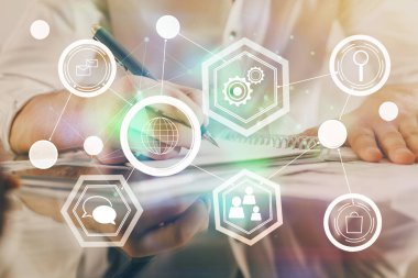 Arka planda notlarla çalışan adamlar. Sosyal ağ oluşturma kavramı.