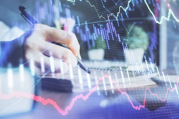 Finansal Forex çizelgeleri kadınların el notları arka plan alarak görüntülenir. Araştırma kavramı. Çift Pozlama