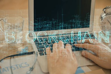 Arka planda bilgisayarla çalışan bir adamla engelleme temalı Hud. Kripto zinciri kavramı. Çift pozlama.