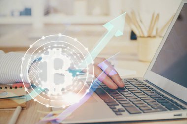 Arka planda bilgisayar üzerinde çalışan bir iş adamıyla engelleme temalı Hud. Kripto zinciri kavramı. Çift pozlama.