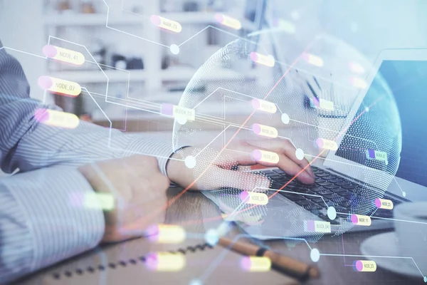 Arka planda bilgisayarla çalışan bir adamla dünya haritası hologramına çoklu maruz kalma. Dünya çapında ağ kavramı.