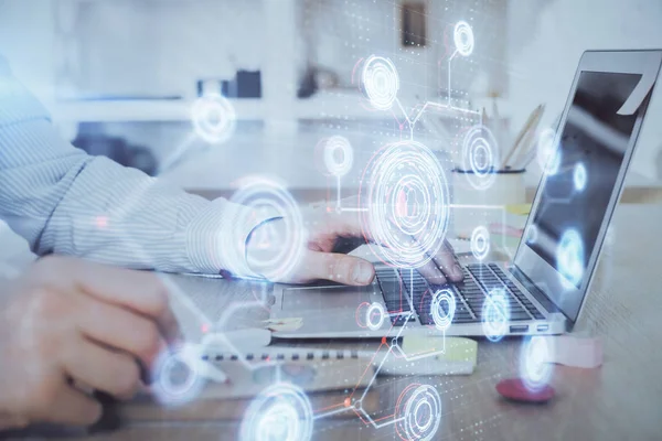 Teknoloji temalı dizüstü bilgisayarla çalışan bir iş adamı. Büyük veri kavramı. Çift pozlama.