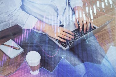 Arka planda ofiste bilgisayarda işadamı yazarak Forex grafiği. Analiz kavramı. Çift Pozlama.