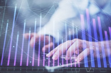 Arka planda ofiste bilgisayarda işadamı yazarak Forex grafiği. Analiz kavramı. Çift Pozlama.