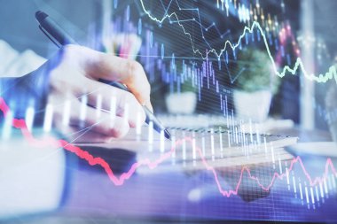 Finansal Forex çizelgeleri kadınların el notları arka plan alarak görüntülenir. Araştırma kavramı. Çift Pozlama