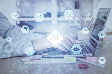 Teknoloji temalı dizüstü bilgisayarla çalışan bir iş adamı. Büyük veri kavramı. Çift pozlama.