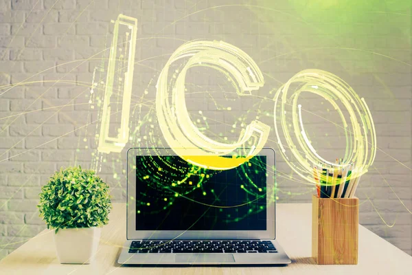 Engelleme zinciri ve kripto ekonomi temalı hologram ve bilgisayar geçmişi olan bir masa. Bitcoin kripto para kavramı.