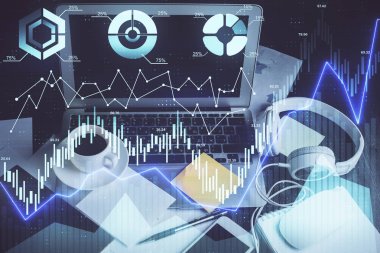 Arka planda eski pazar grafik hologramı ve kişisel bilgisayar var. Çifte maruziyet. Yatırım kavramı.