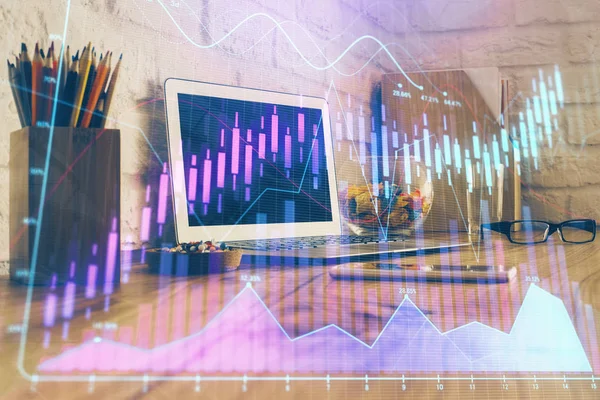 Doppia esposizione di grafico e informazioni finanziarie e spazio di lavoro con sfondo del computer. Concetto di trading online internazionale. — Foto Stock