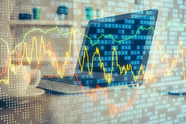 Gráfico financeiro desenho colorido e tabela com computador no fundo. Dupla exposição. Conceito de mercados internacionais. — Fotografia de Stock