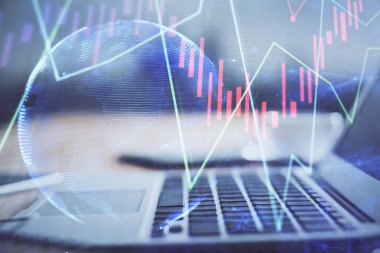 Finansal pazar grafiği hologramı ve kişisel bilgisayar arka planda. Çoklu maruz kalma. Önx kavramı.