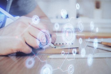 Teknoloji temalı çoklu pozlama simgeleri ile insan elleri yazılıyor.