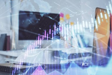 Masası ve kişisel bilgisayarı olan borsa grafiği. Çoklu maruz kalma. Mali analiz kavramı.