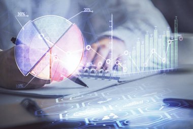 Forex grafik hologramı ile not lar yapan kadın ellerinin çift pozlama. Kavram teknik analizi.