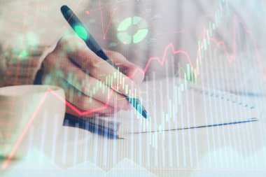 Forex tablosu WOMANS el notları arka plan alarak görüntülenir. Araştırma kavramı. Çift Pozlama