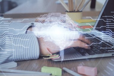 Adam klavyede beyin hologramıyla yazı yazıyor. Büyük Data kavramı. Çift pozlama.