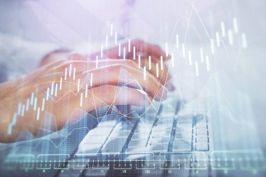 Arka planda ofiste bilgisayarda bilgisayarda yazan adam ile grafik çoklu pozlama. Sıkı çalışma kavramı. Closeup.