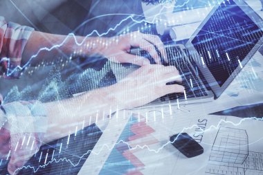 Arka planda ofiste bilgisayarda işadamı yazarak stok grafik çift pozlama. Zor iş kavramı.