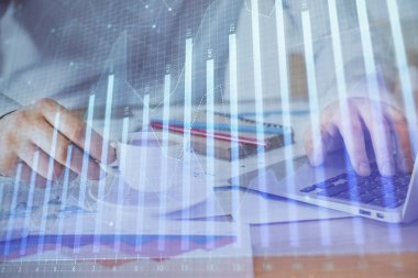 Arka planda ofiste bilgisayarda çalışan işadamı ile Forex grafiği. Sert çalışma kavramı. Çift Pozlama.