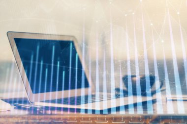 Masası ve kişisel bilgisayarı olan borsa grafiği. Çifte maruziyet. Mali analiz kavramı.