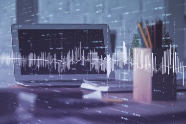 Masası ve kişisel bilgisayarı olan borsa grafiği. Çifte maruziyet. Mali analiz kavramı.