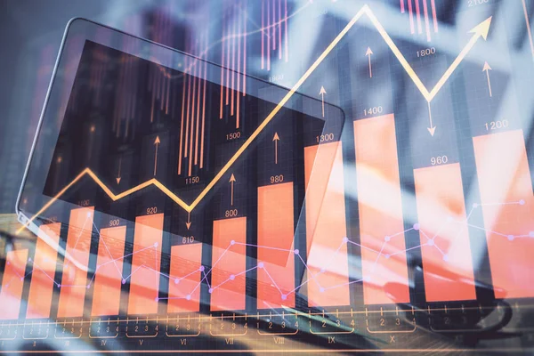 Börsendiagramm und Tabelle mit Computerhintergrund. Mehrfachbelichtung. Konzept der Finanzanalyse. — Stockfoto