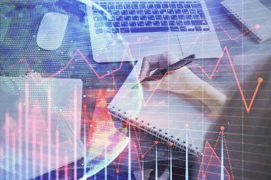 Forex tablosu WOMANS el notları arka plan alarak görüntülenir. Araştırma kavramı. Çoklu pozlama