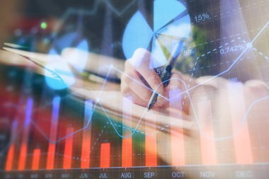 Finansal Forex grafik eller notları arka plan alarak görüntülenir. Araştırma kavramı. Çoklu pozlama