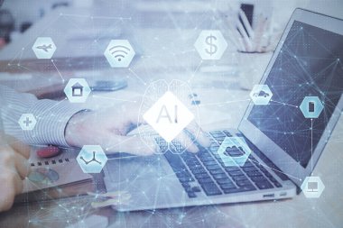 Teknoloji temalı dizüstü bilgisayarla çalışan bir iş adamı. Büyük veri kavramı. Çift pozlama.