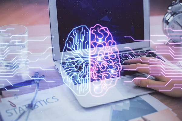 Homem digitando no fundo do teclado com holograma cerebral. Conceito de big Data. — Fotografia de Stock