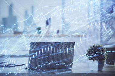 Kişisel bilgisayar arkaplanına çizilmiş borsa hologramı. Çoklu maruz kalma. Yatırım kavramı.