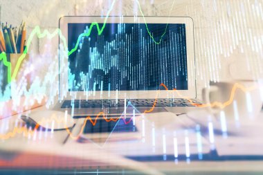 Kişisel bilgisayar arkaplanına çizilmiş borsa hologramı. Çifte maruziyet. Yatırım kavramı.