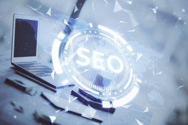 Bilgisayar ve seo çizim hologramı olan bir masanın çifte görüntüsü. Arama optimizasyon kavramı.