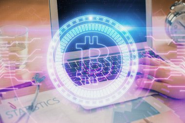 Arka planda bilgisayarla çalışan bir adamın olduğu engelleme temalı hologram. Kripto zinciri kavramı. Çift pozlama.